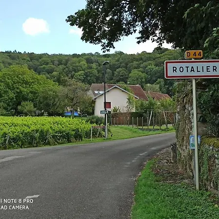 Jura - Maison De Village Entiere Avec Piscine Semesterbostad